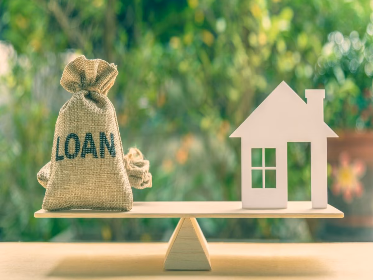 What Are the Benefits of Refinancing a Home Loan?
